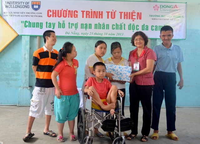 ເກືອບ 1,5 ຕື້ດົງ ສະໜັບສະໜູນ “ປີໃໝ່ເພື່ອຜູ້ປະສົບ ເຄາະຮ້າຍຈາກທາດພິດສີສົ້ມ 2015” ດ່ານັ້ງ